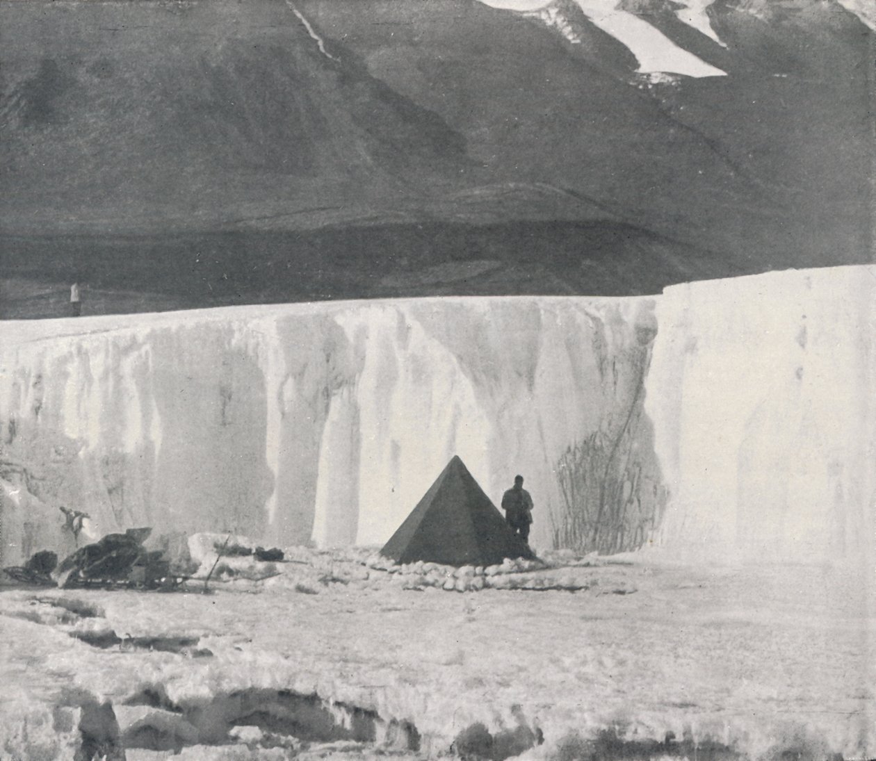 टेलर ग्लेशियर की एक सतह गली में एल्कोव कैंप, c1911, 1913 द्वारा फ्रैंक देबनेहम