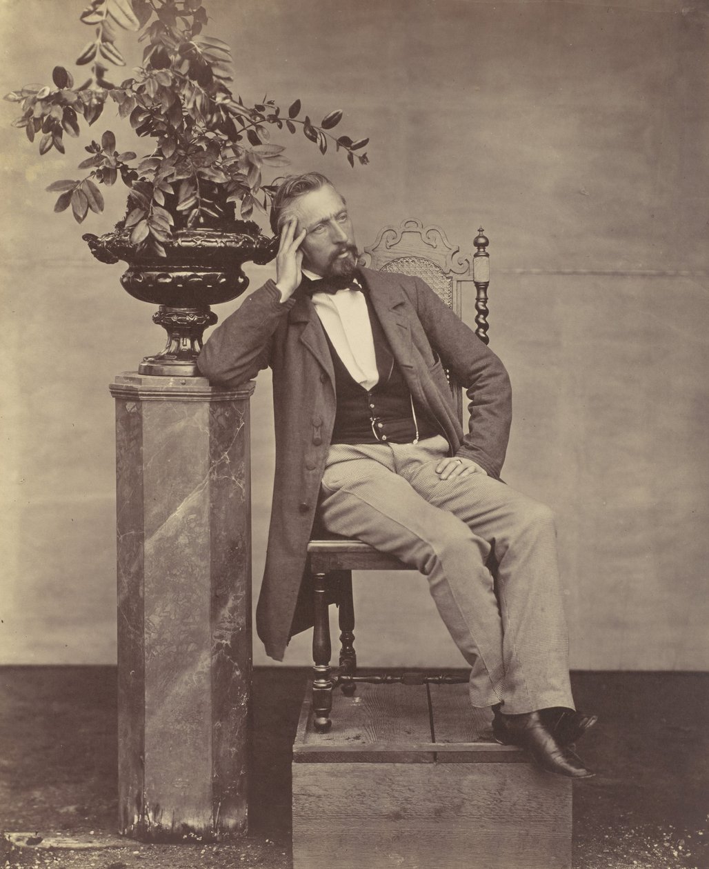 [मैथियास हॉउसरमैन कुरसी पर कुरसी के साथ फूलों का फूलदान लिए बैठे], 1850-60 के दशक। द्वारा फ्रांज एंटोनी