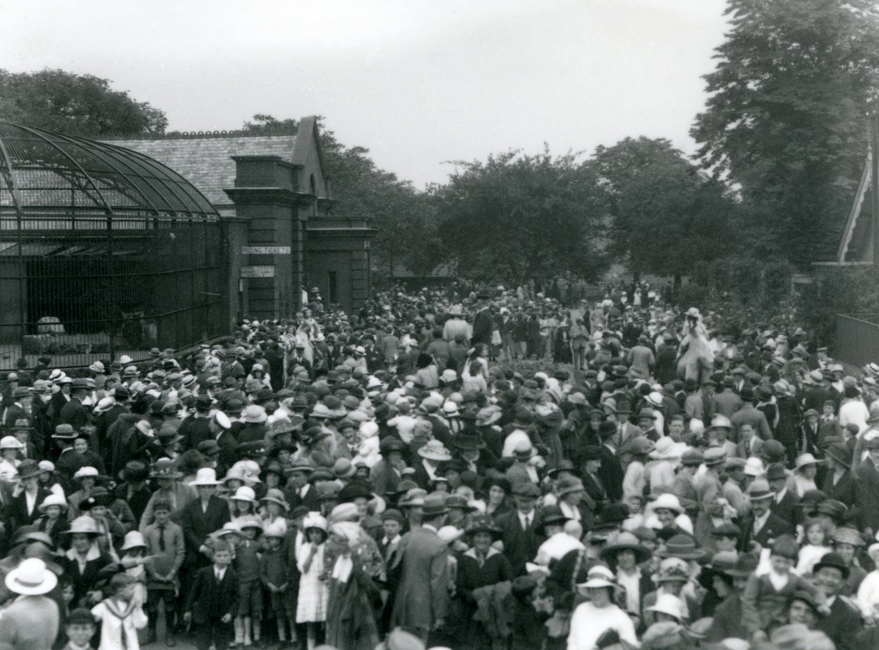 लंदन चिड़ियाघर में आगंतुकों की भीड़, अगस्त बैंक अवकाश, 1922 द्वारा फ्रेडरिक विलियम बॉन्ड