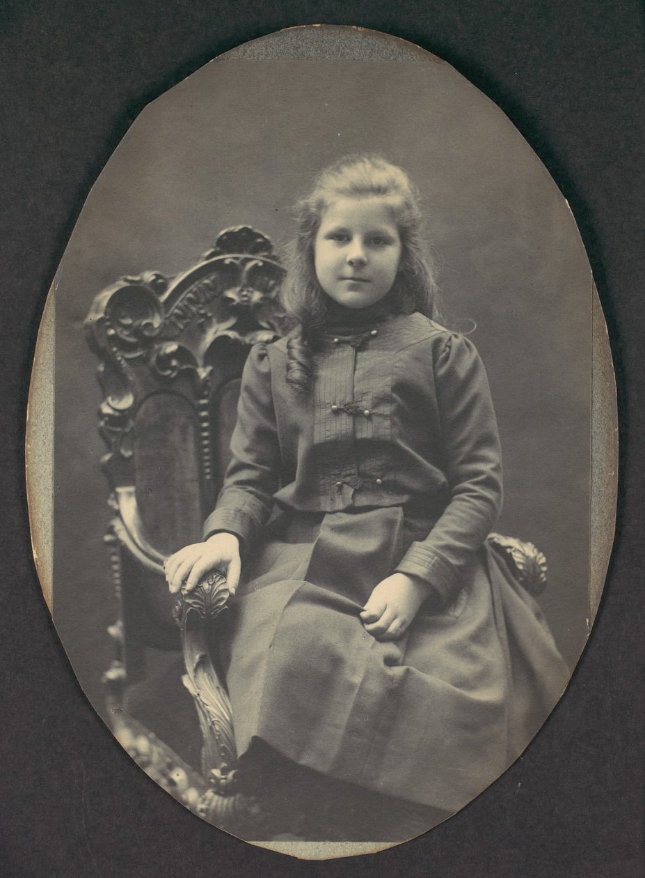 [रिंगलेट्स वाली लड़की, बैठी हुई, तीन-चौथाई लंबाई], 1890। द्वारा फ्रेडरिक गुटेकुंस्ट