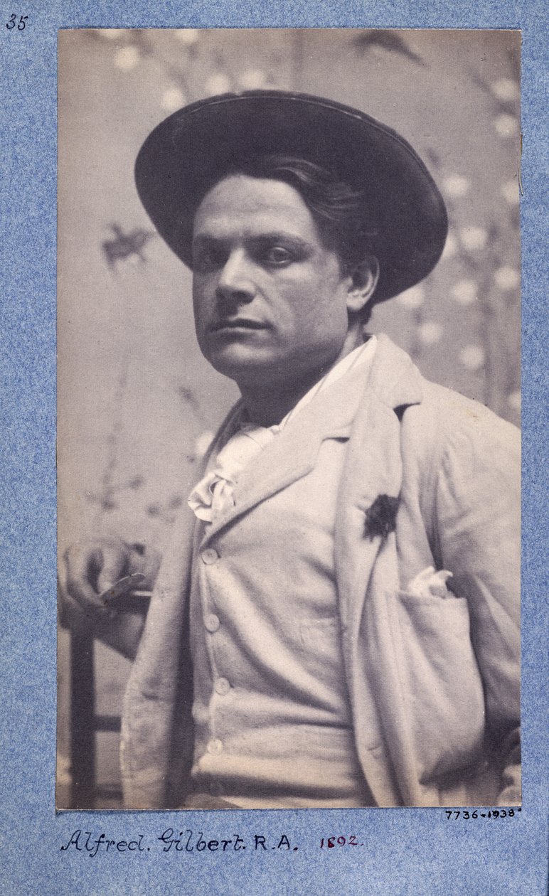 अल्फ्रेड गिल्बर्ट, 1892 द्वारा फ्रेडरिक होलीयर