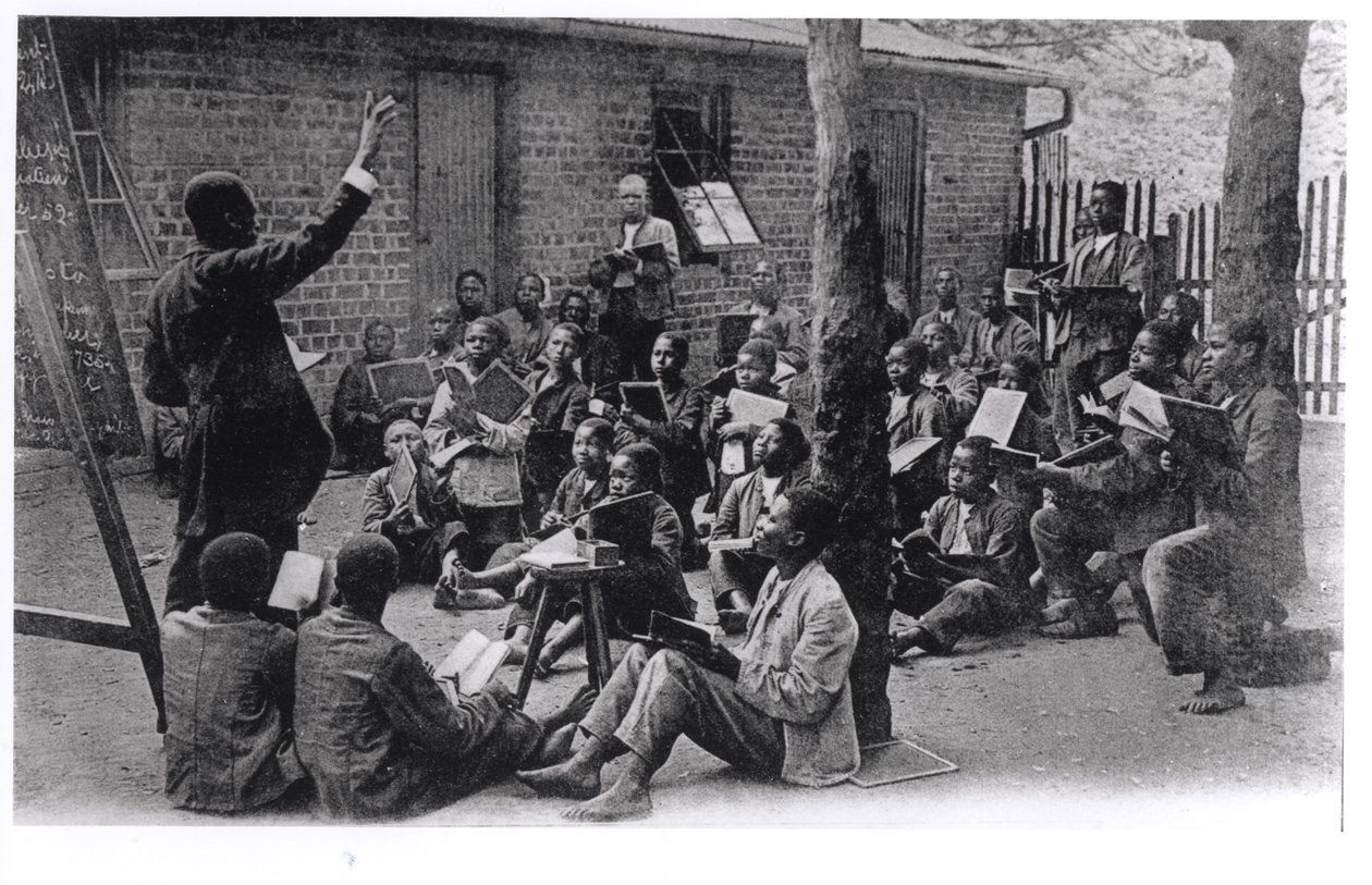 1914 से पहले फ्रेंच बोलने वाले अफ्रीका में एक ओपन-एयर स्कूल द्वारा फ्रेंच फोटोग्राफर