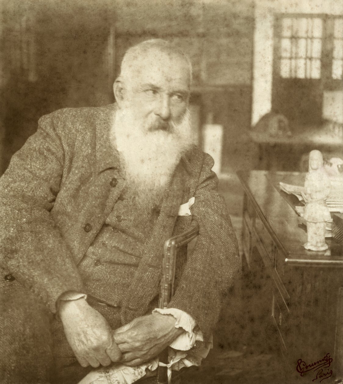 क्लाउड मोनेट (1841-1926) एक तनाग्रा की मूर्ति के साथ, 20 वीं शताब्दी की शुरुआत (जिलेटिन सिल्वर प्रिंट) द्वारा फ्रेंच फोटोग्राफर