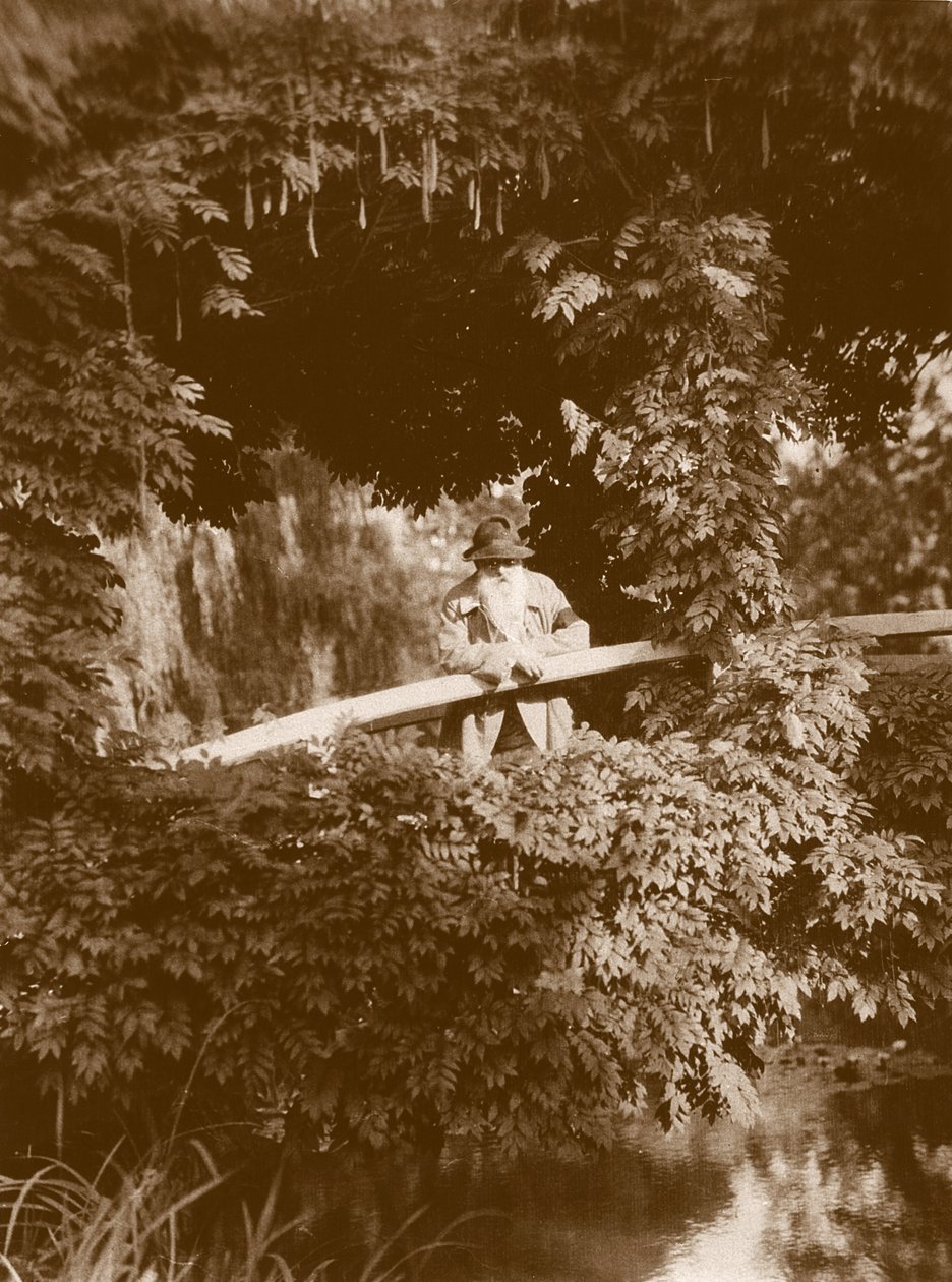 गिवर्नी में जापानी ब्रिज पर क्लाउड मोनेट, c.1920 द्वारा फ्रेंच फोटोग्राफर