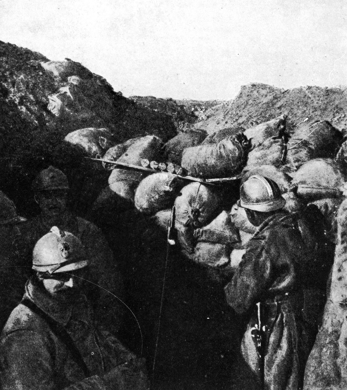 WWI, फ्रेंच और जर्मन सैनिकों के दौरान एक ही खाई में दुश्मन केवल सैंडबैग की दीवार से अलग हुए द्वारा फ्रेंच फोटोग्राफर