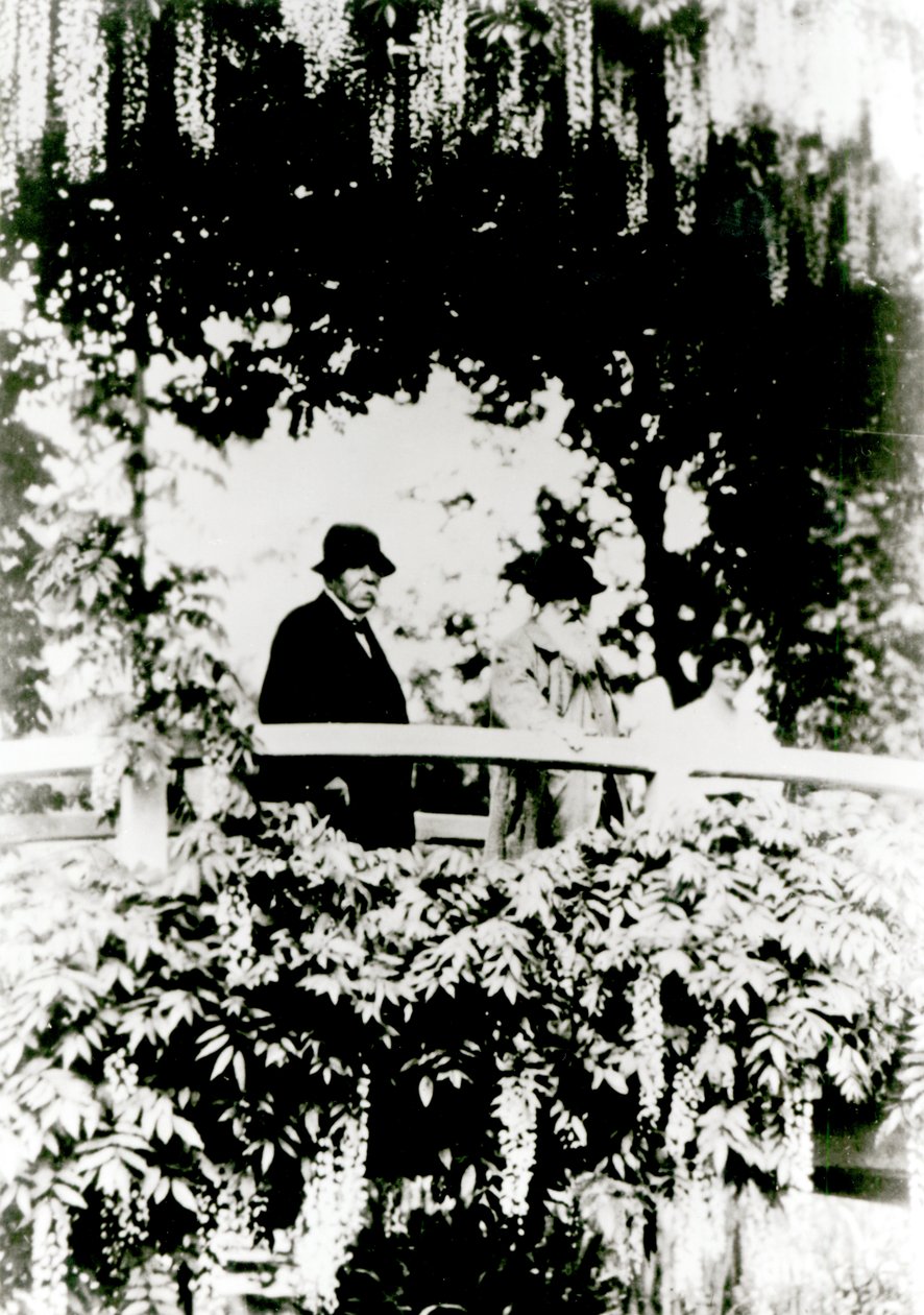जॉर्जेस क्लेमेंको (1841-1929) क्लॉड मोनेट (1841-1926) और एलिस बटलर (1894-1949) जापानी ब्रिज ऑन मॉनेट्स गार्डन, गिवरनी, 1921 में द्वारा फ्रेंच फोटोग्राफर