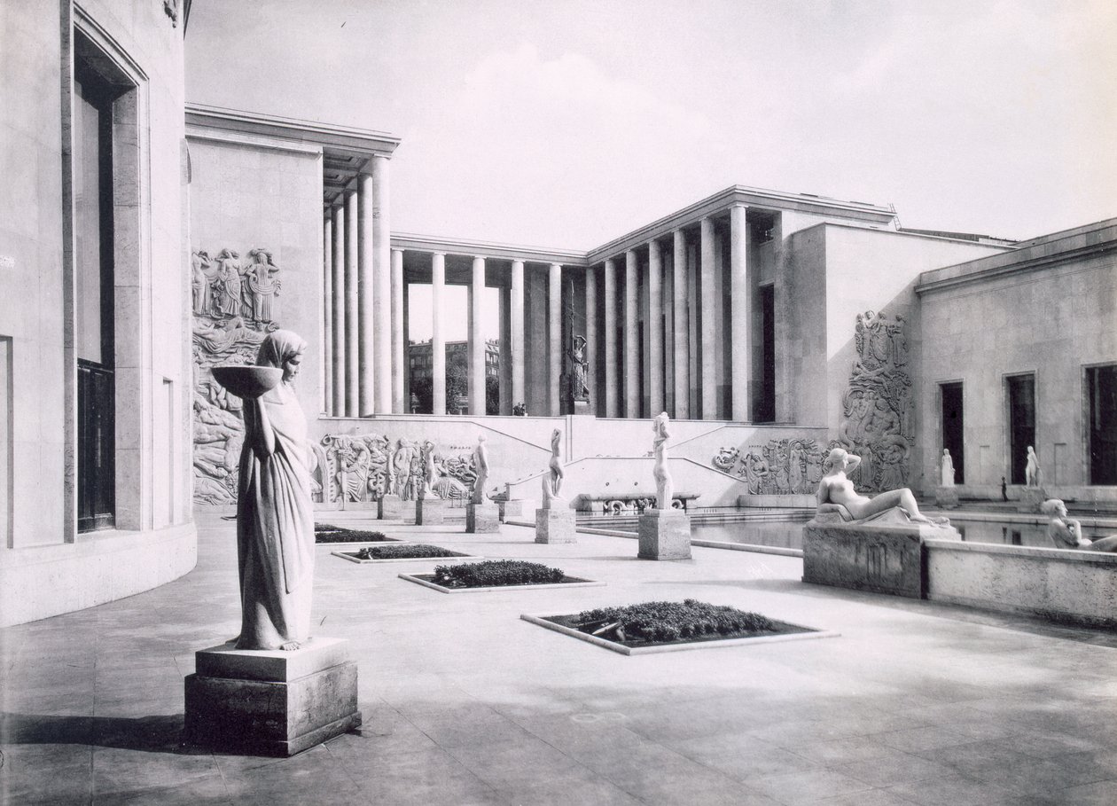 पेरिस अंतर्राष्ट्रीय प्रदर्शनी, 1937 में म्यूज़ियम ऑफ़ मॉडर्न आर्ट का आंतरिक प्रांगण द्वारा फ्रेंच फोटोग्राफर