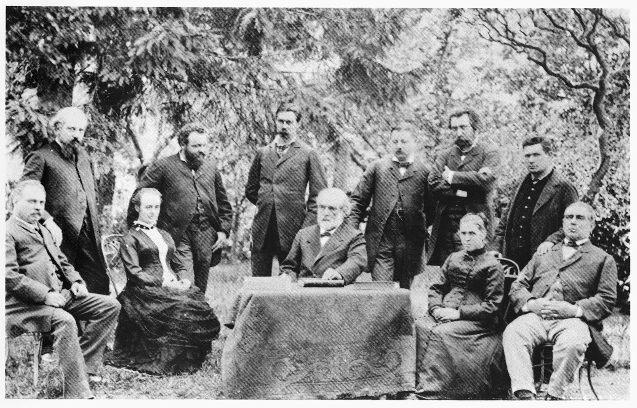 जीन-बैपटिस्ट आंद्रे गोडिन (1817-88) ने पहली बैठक के सदस्यों के साथ गुइ फेमिलीस्टी, 1885 का प्रबंधन किया द्वारा फ्रेंच फोटोग्राफर