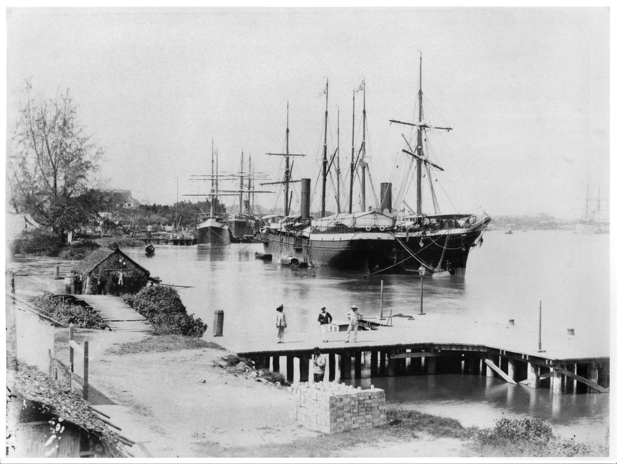 साइगॉन में मेसजरीज मैरिटम्स के लाइनर्स, c.1900 द्वारा फ्रेंच फोटोग्राफर