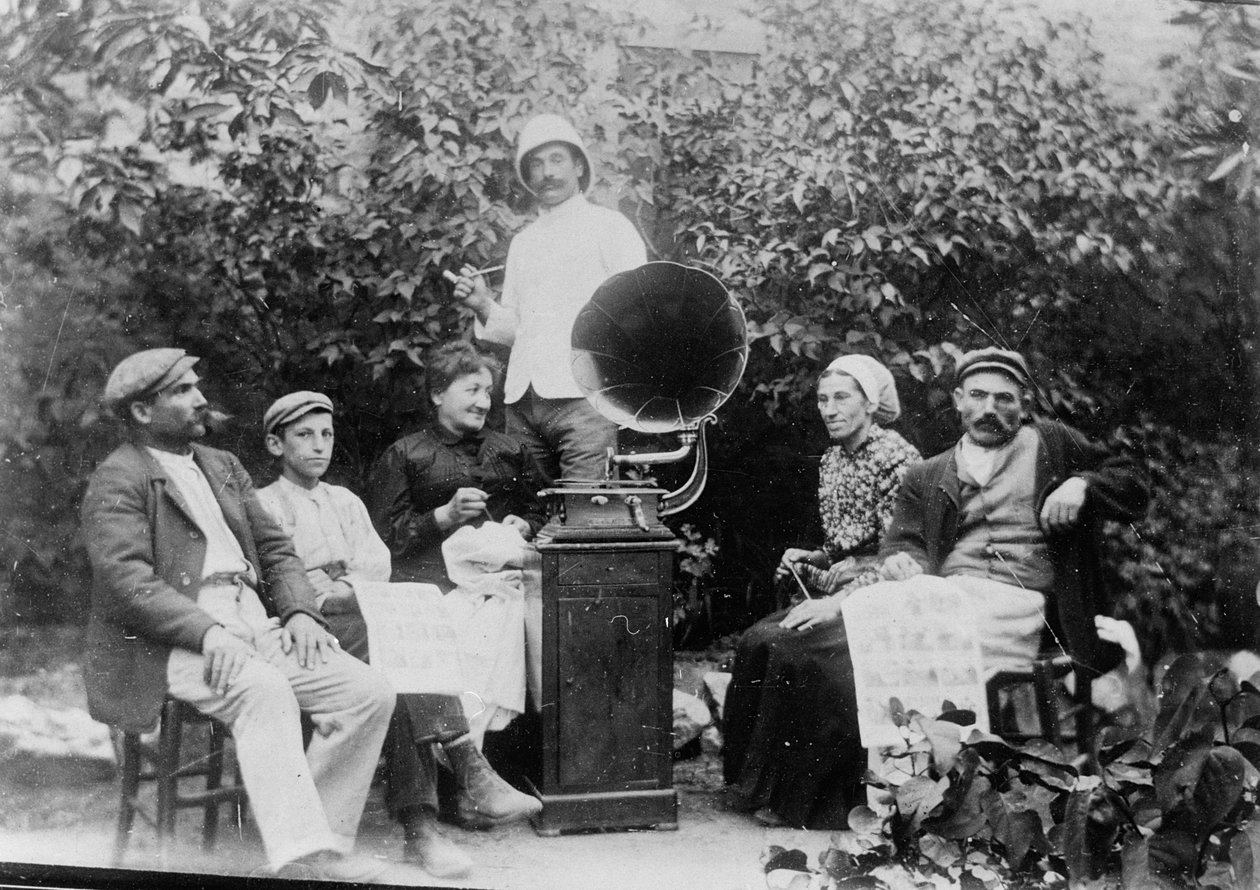 बेज़ियर के पास ग्रामोफोन सुनकर, सी। 1910 द्वारा फ्रेंच फोटोग्राफर