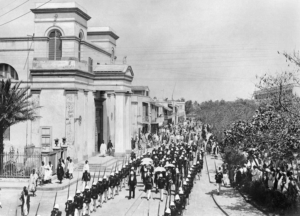 सैन्य परेड, सेंट-लुइस, सेनेगल, c.1900 द्वारा फ्रेंच फोटोग्राफर