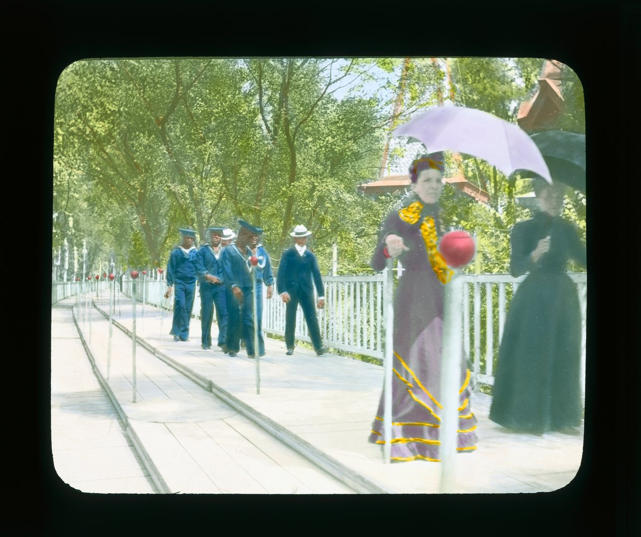 पेरिस प्रदर्शनी: फुटपाथ पर चलना, पेरिस, फ्रांस, 1900 (लालटेन स्लाइड) द्वारा फ्रेंच फोटोग्राफर