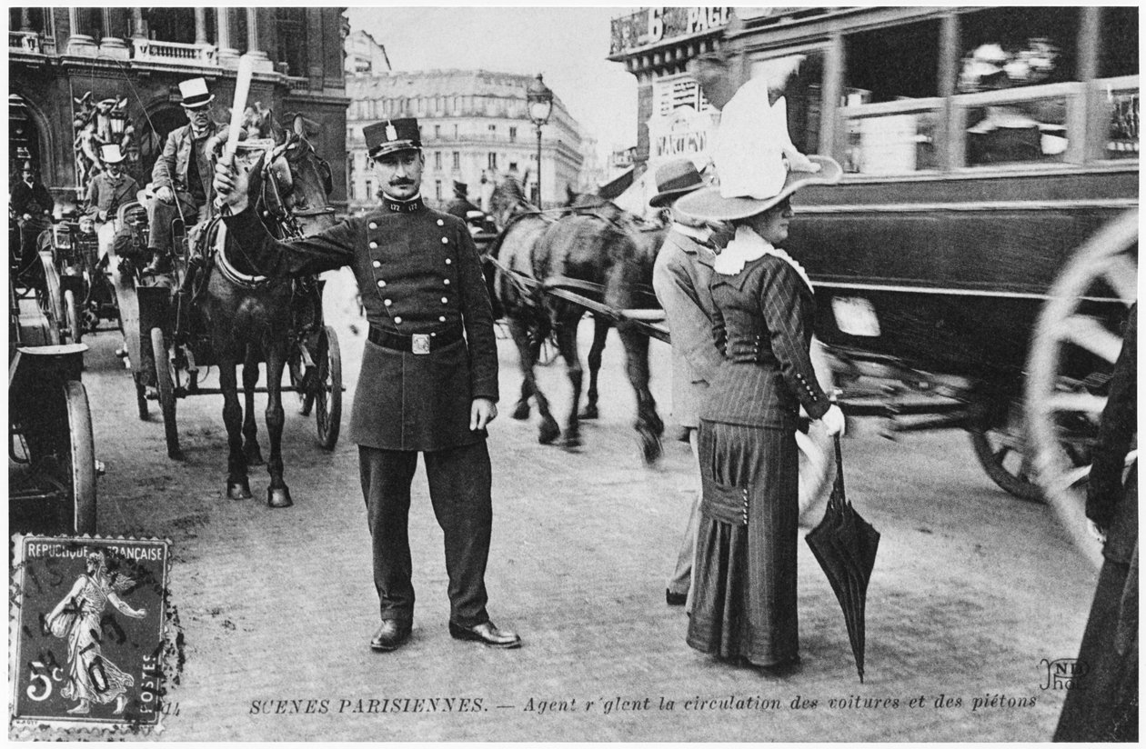 1914 से पहले पेरिस में ट्रैफिक को निर्देशित करने वाले एक पुलिसकर्मी का चित्रण पोस्टकार्ड द्वारा फ्रेंच फोटोग्राफर