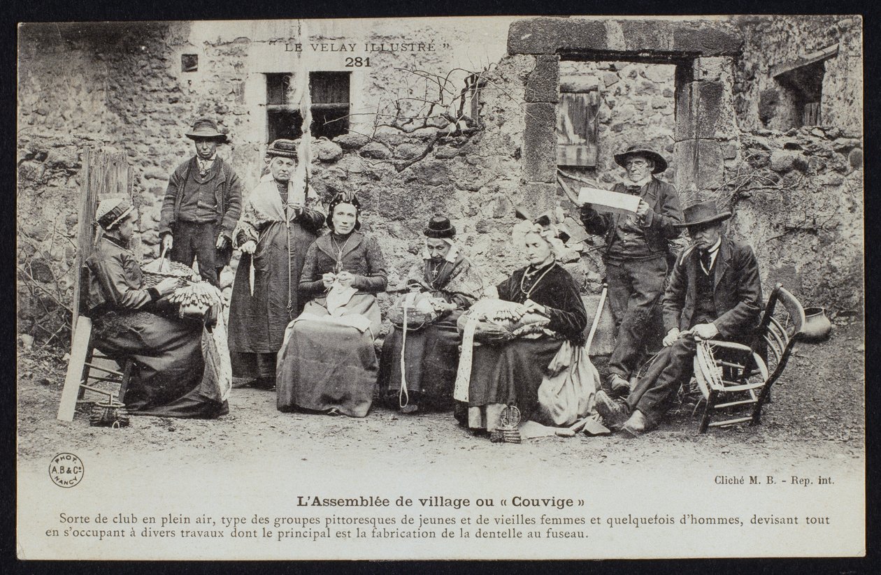 पोस्टकार्ड ग्रामीणों की बैठक या Couvige, Le Puy-en-Velay, c.1900 को दर्शाता है द्वारा फ्रेंच फोटोग्राफर