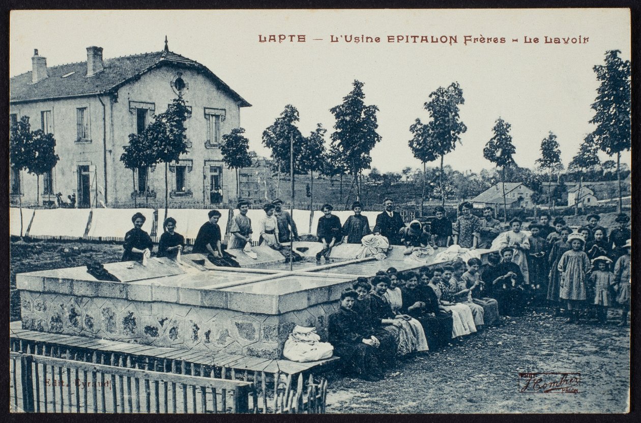 फैक्ट्री में लैप्टे, हाउते-लॉयर, c.1900 में फैक्ट्री एपिटलन फ्रेर्स की धुलाई-जगह का चित्रण द्वारा फ्रेंच फोटोग्राफर
