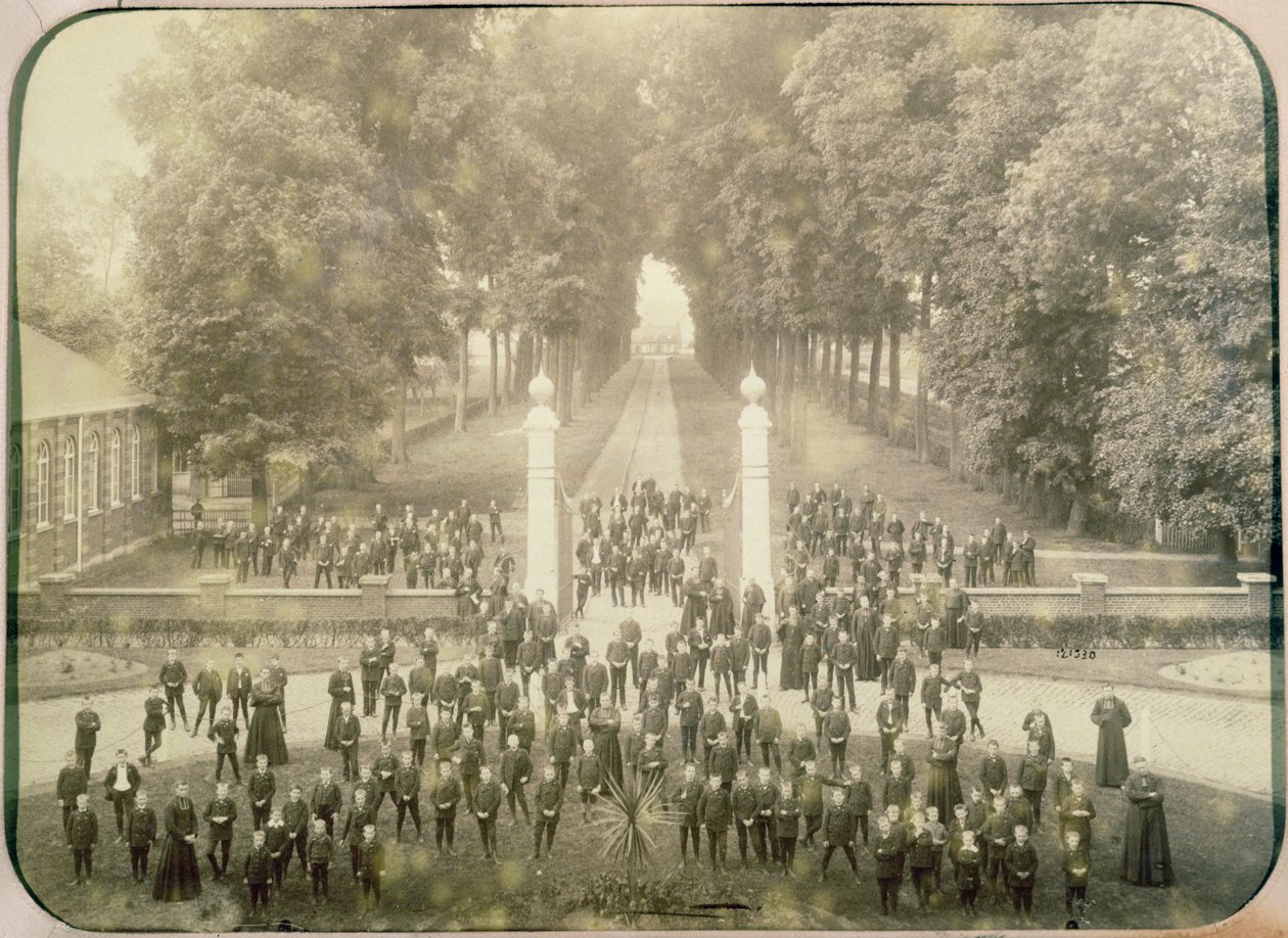 प्यूपिल्स और संस्था के कर्मचारी लिब्रे डी मार्सेक और बरूइल, 1890-1 द्वारा फ्रेंच फोटोग्राफर