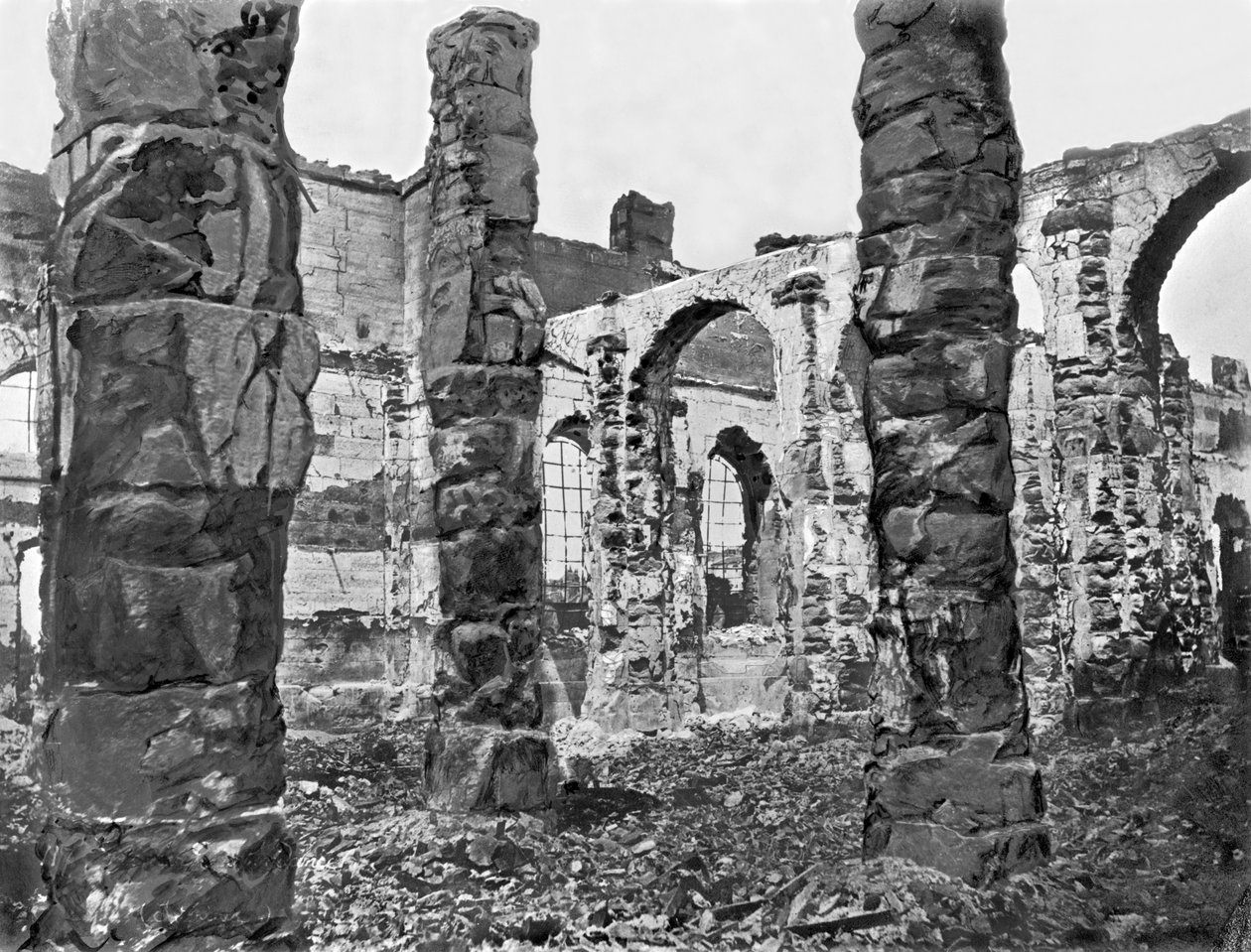 1871 के पेरिस के कम्यून के दौरान स्टोरहाउस के खंडहर द्वारा फ्रेंच फोटोग्राफर