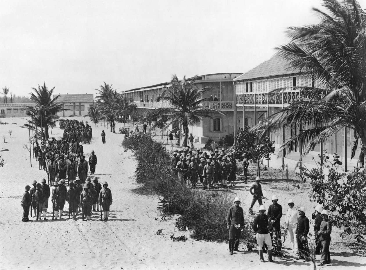 सेनेगल के सैनिक N&39;Dartout में बैरक में हैं, c.1900 द्वारा फ्रेंच फोटोग्राफर
