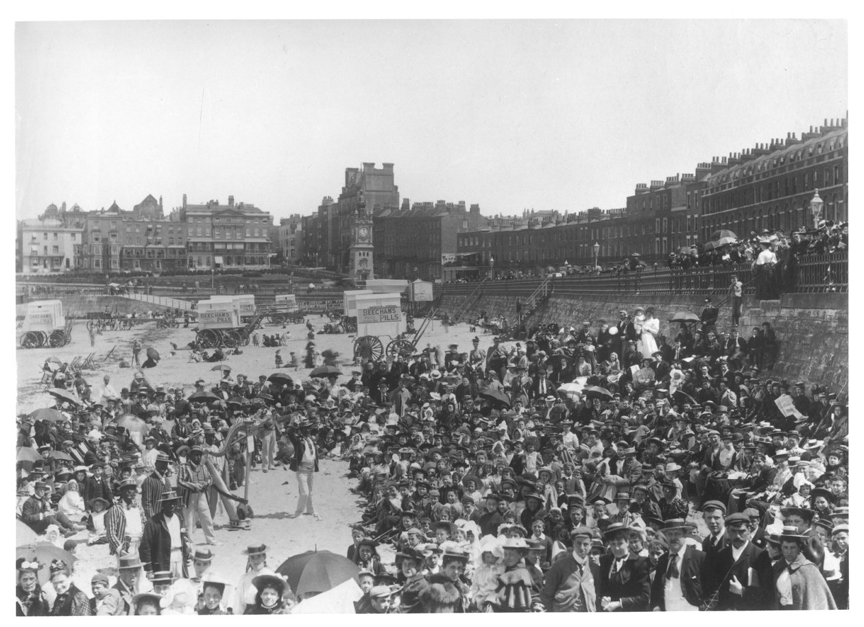 Margate के समुद्र तट पर गायक, c.1900 द्वारा फ्रेंच फोटोग्राफर