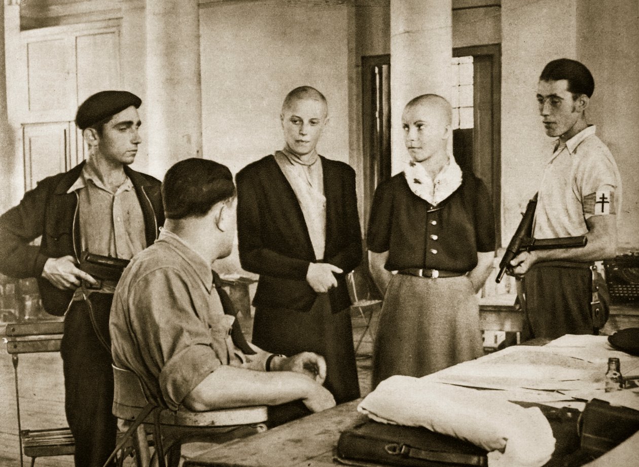 एक छोटे से फ्रेंच शहर के मेयर ने 1944 में दुश्मन के साथ सोने की आरोपी दो महिलाओं से पूछताछ की द्वारा फ्रेंच फोटोग्राफर