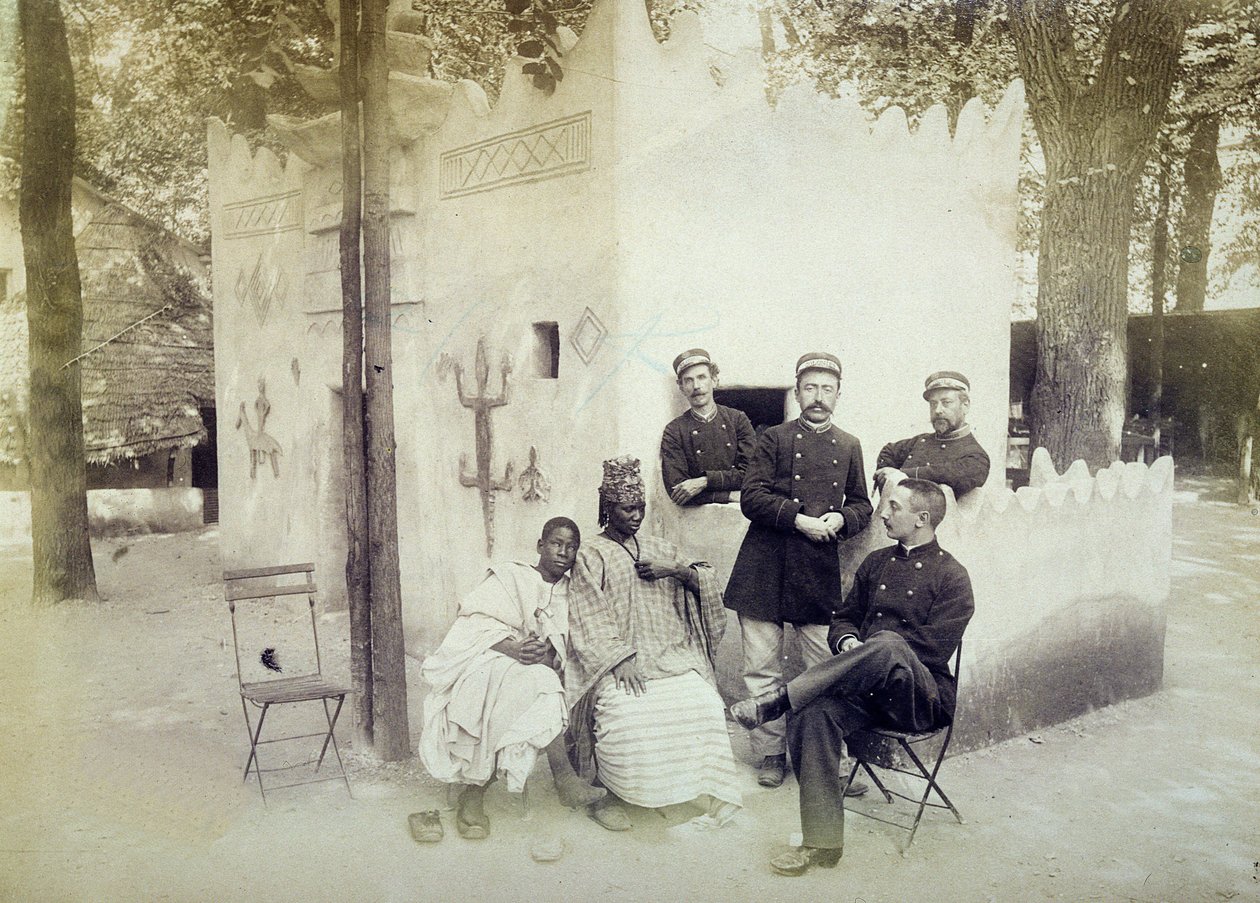 पेरिस में 1889 यूनिवर्सल प्रदर्शनी में सेनेगल गाँव द्वारा फ्रेंच फोटोग्राफर