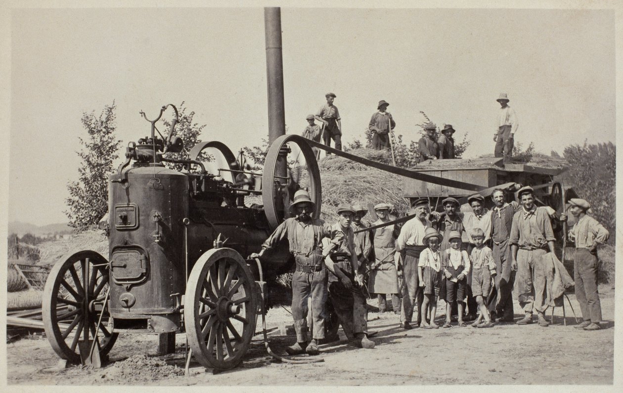 थ्रेसिंग मशीन, c.1900 द्वारा फ्रेंच फोटोग्राफर