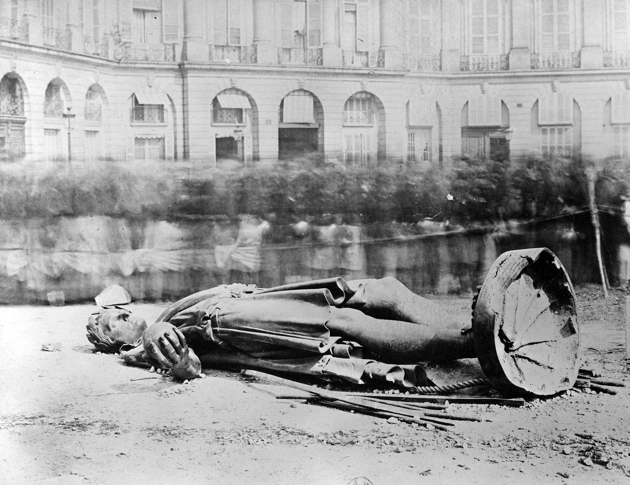 1871 में प्लेस वेंदोमे में नेपोलियन की शीर्ष मूर्ति द्वारा फ्रेंच फोटोग्राफर