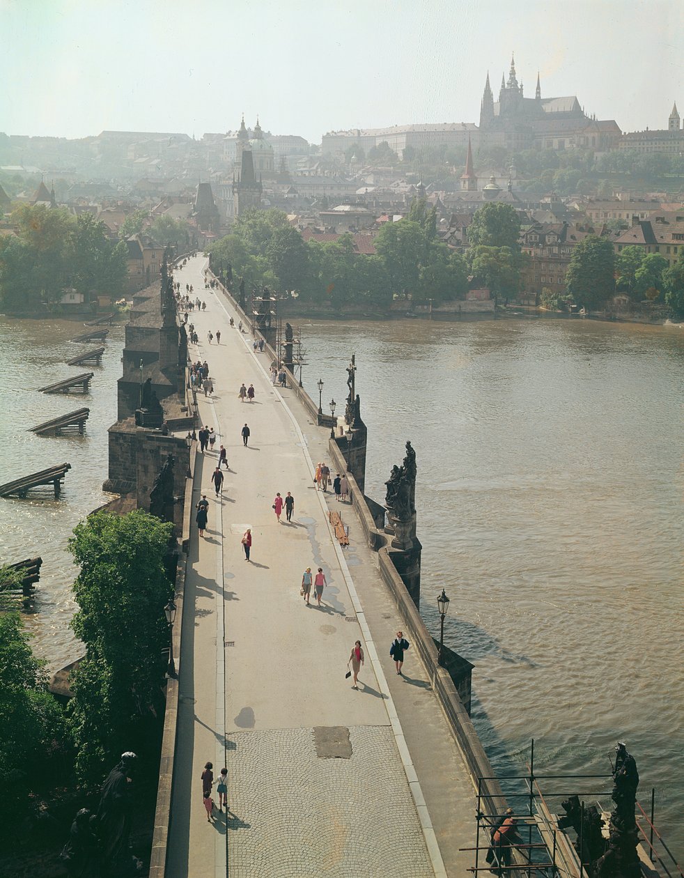 Vltava नदी पर चार्ल्स ब्रिज का दृश्य द्वारा फ्रेंच फोटोग्राफर