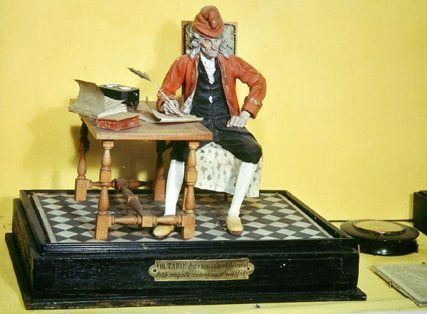 अपने अध्ययन में मॉडल वोल्टेयर (1694-1778), c.1773 द्वारा फ्रेंच स्कूल