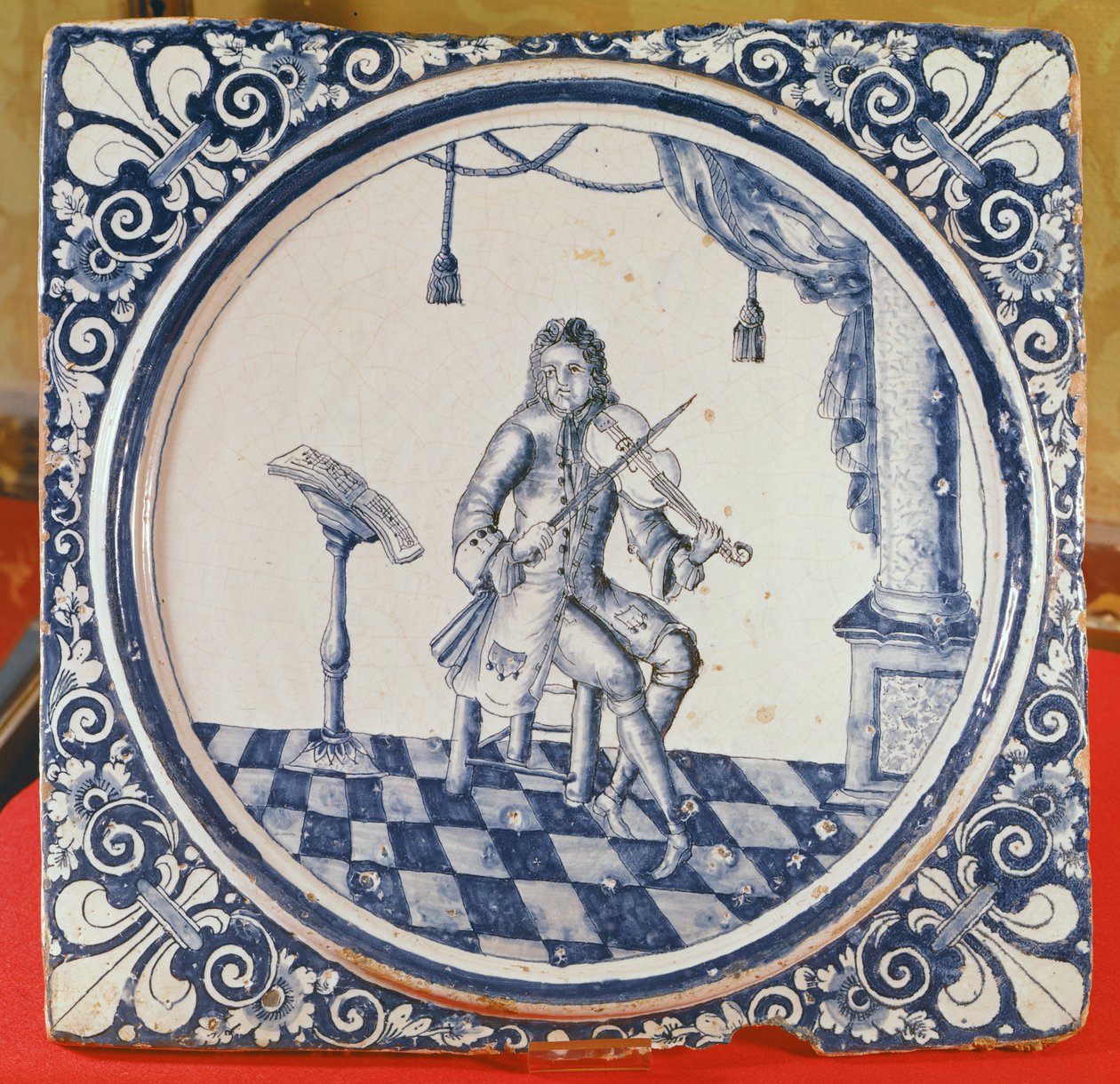 रूलेन, 1706 (फ़ैन्स) से वायलिन वादक का चित्रण टाइल द्वारा फ्रेंच स्कूल