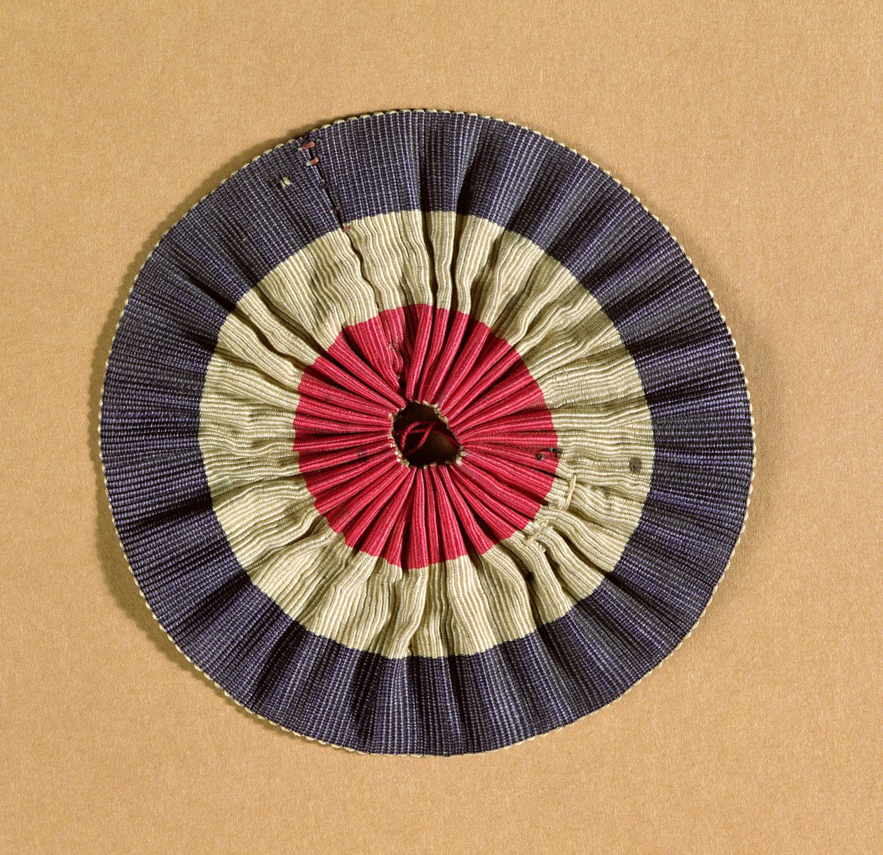 Tricolore rosette (कपड़ा) द्वारा फ्रेंच स्कूल