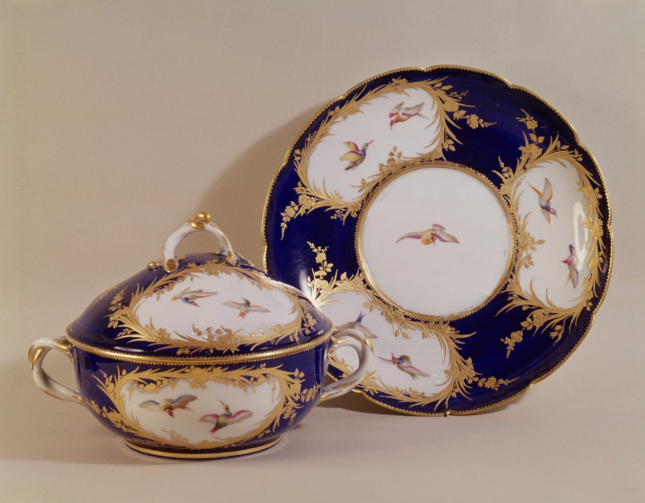 Vincennes कटोरा और स्टैंड, c.1745 (चीनी मिट्टी के बरतन) द्वारा फ्रेंच स्कूल