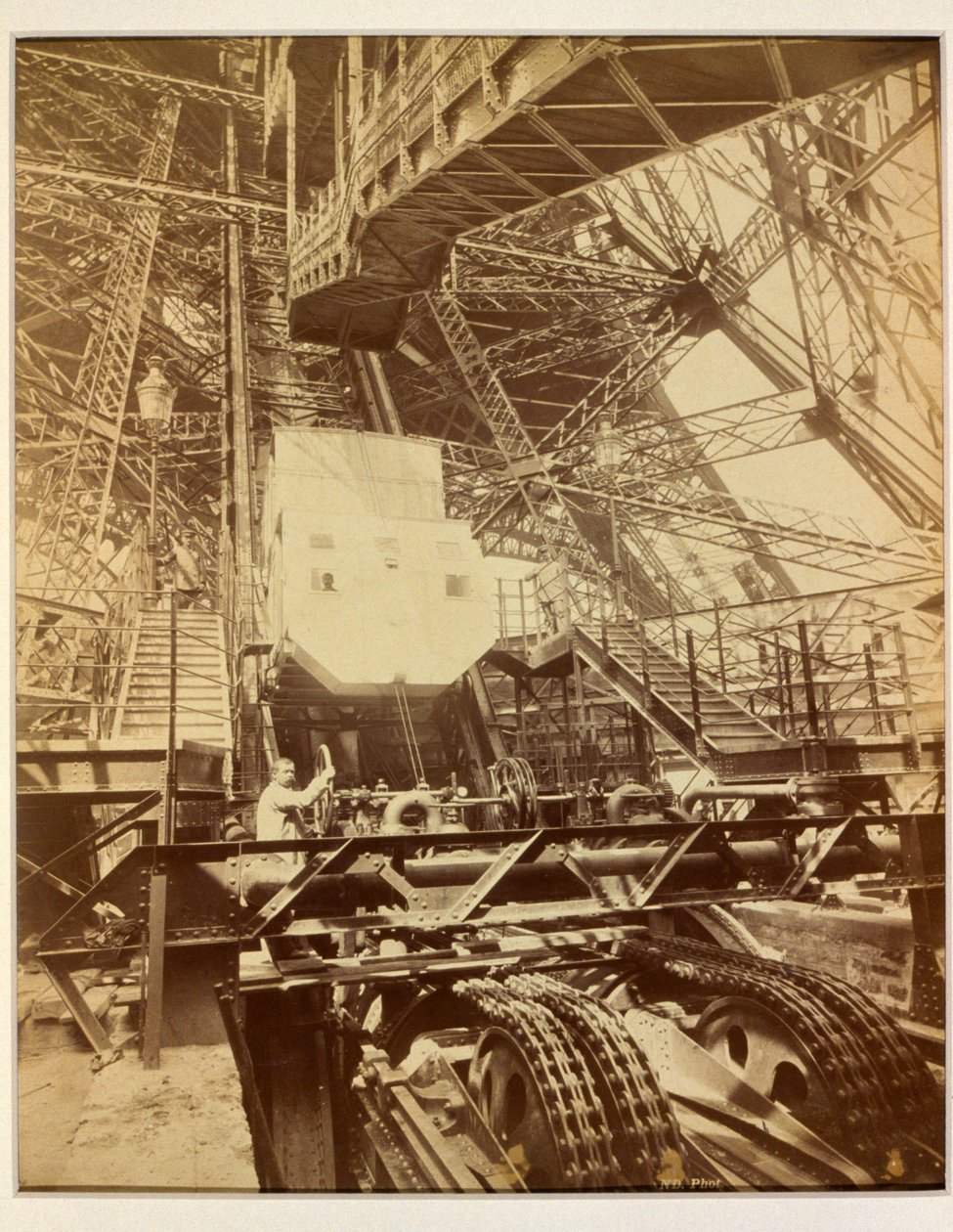 एफिल टॉवर पर लिफ्ट सिस्टम को संचालित करने के लिए उपकरण, c.1888 द्वारा फ्रेंच फोटोग्राफर