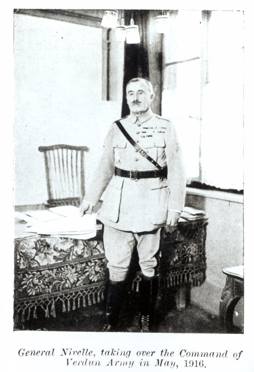 जनरल रॉबर्ट निवेल (1856-1924) वर्दुन में सेना की कमान संभालते हुए, मई 1916 (bw फोटो) द्वारा फ्रेंच फोटोग्राफर