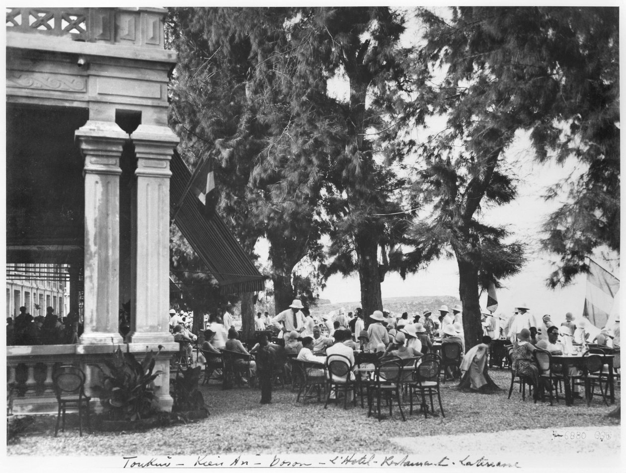 कियान ए डोसन में होटल रेस्तरां, c.1920 द्वारा फ्रेंच फोटोग्राफर