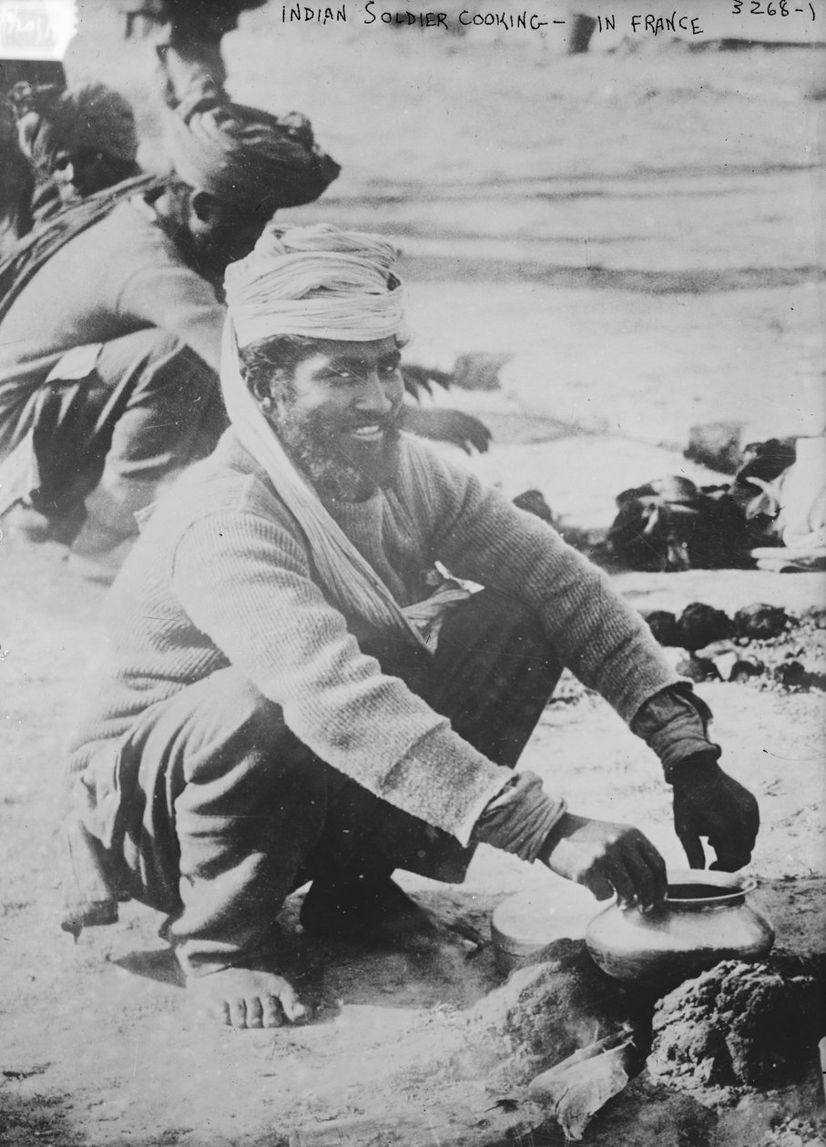 फ्रांस में भारतीय सैनिक खाना पकाने, 1914-15 द्वारा फ्रेंच फोटोग्राफर