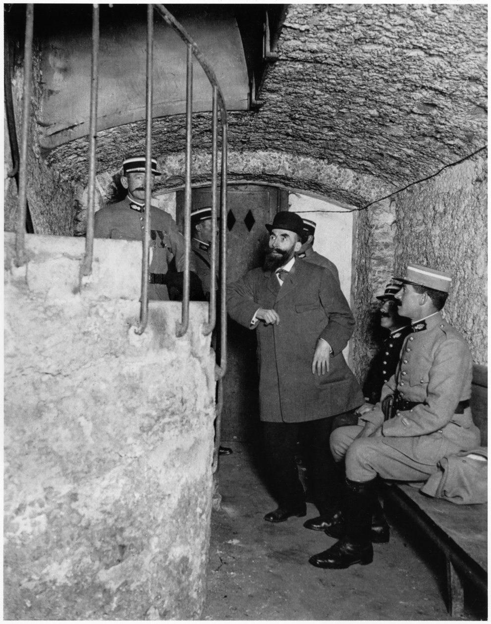 हेनरी डिज़ायर लैंडरू (1869-1922) के सेलर की खोज करने वाले पुलिसकर्मी c.1919-20 द्वारा फ्रेंच फोटोग्राफर