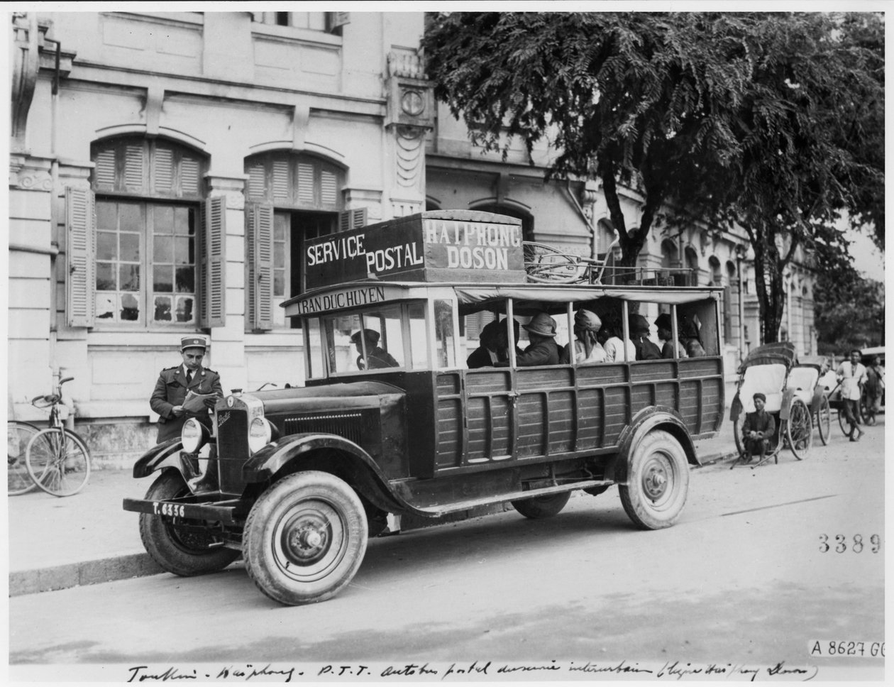 Haiphong में पोस्टल बस, c.1920 द्वारा फ्रेंच फोटोग्राफर
