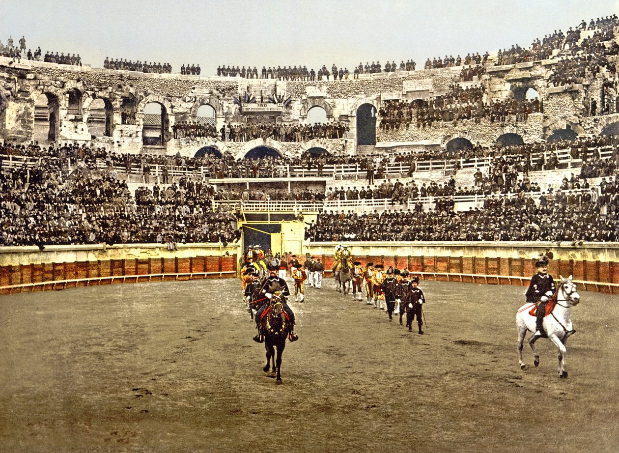 1890-1900 में नोम्स के एम्फीथिएटर में मातदरों का जुलूस द्वारा फ्रेंच फोटोग्राफर