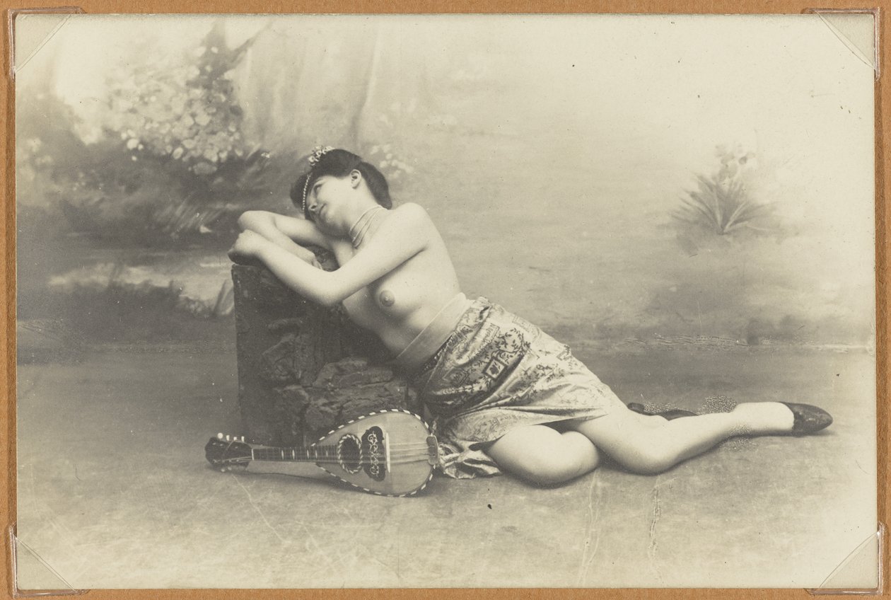 मेन्डोलिन के साथ फिर से चमकती महिला, c.1895 (जिलेटिन सिल्वर प्रिंट) द्वारा फ्रेंच फोटोग्राफर