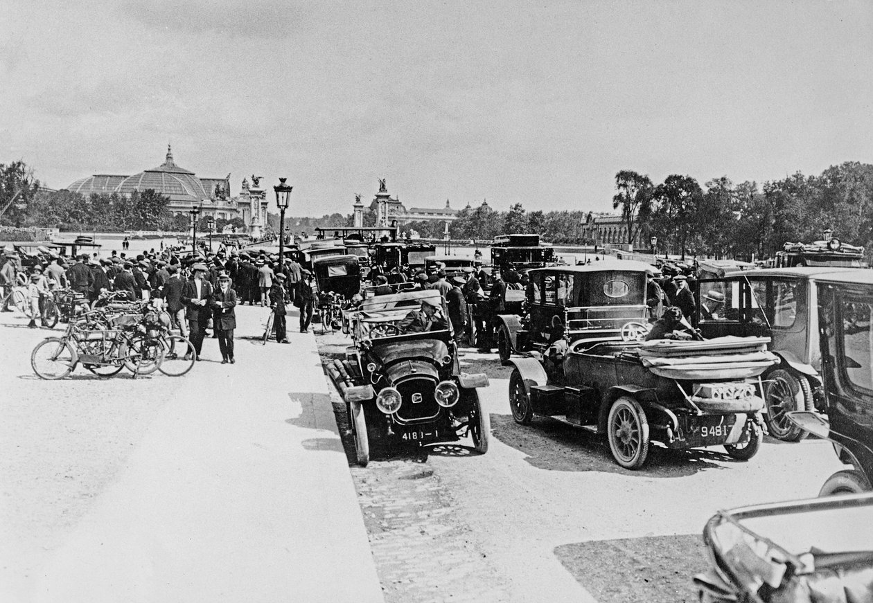 एस्प्लेनेड डे इनवैलिड्स, पेरिस, 16 अगस्त 1914 को ऑटोमोबाइल का अनुरोध द्वारा फ्रेंच फोटोग्राफर