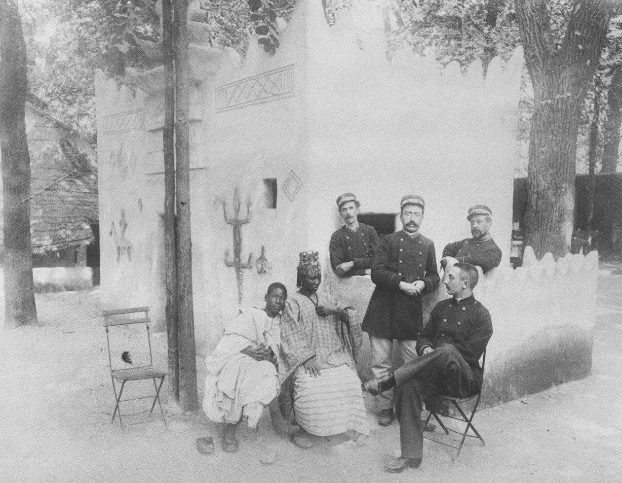 1889 में पेरिस की सार्वभौमिक प्रदर्शनी में सेनेगल गाँव द्वारा फ्रेंच फोटोग्राफर