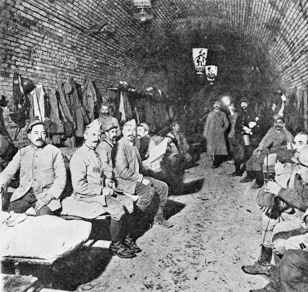डौमोंट किले में स्लीपिंग क्वार्टर, c.1916 (bw फोटो) द्वारा फ्रेंच फोटोग्राफर