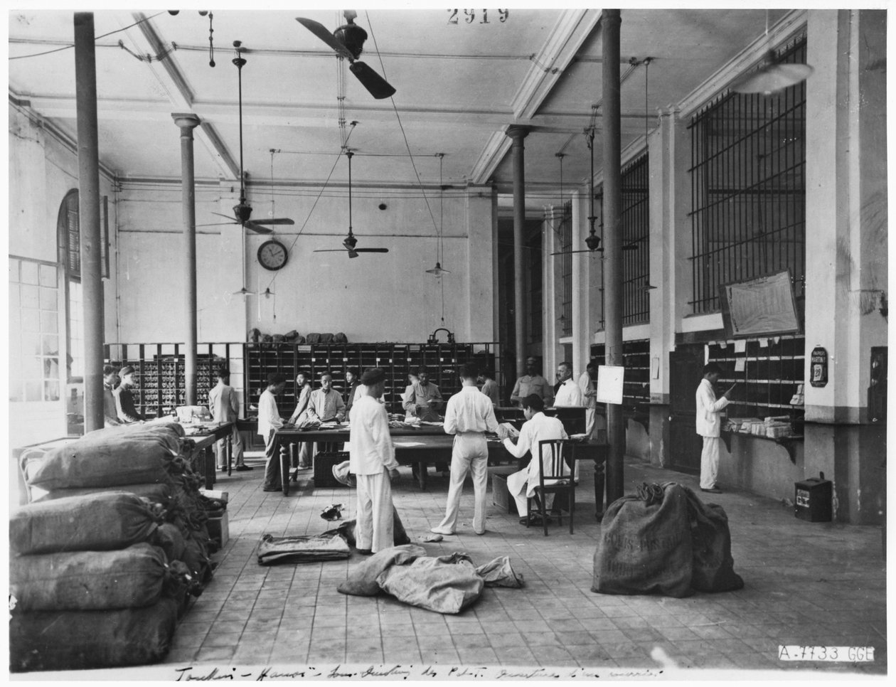 हनोई में डाकघर, c.1920 द्वारा फ्रेंच फोटोग्राफर