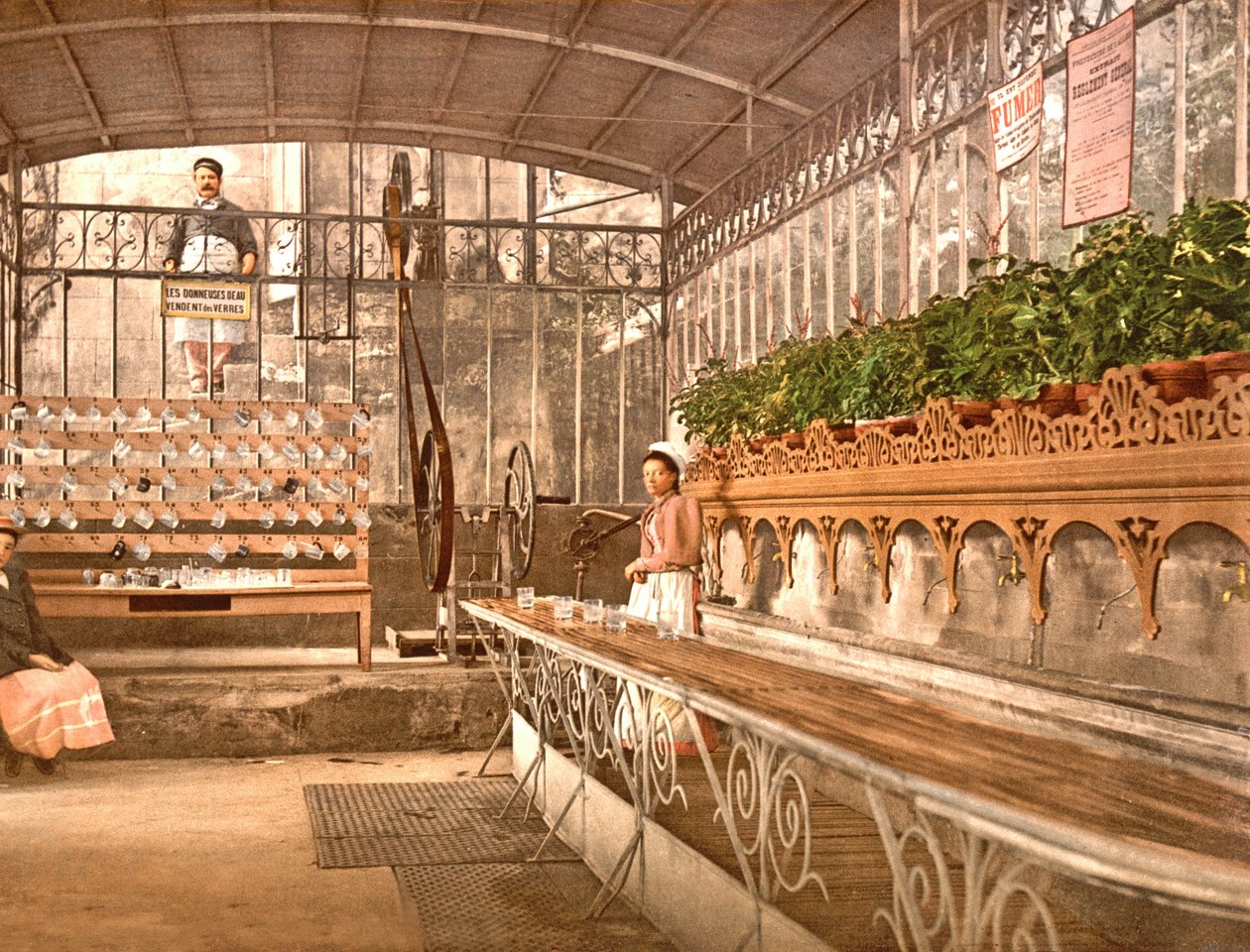 विलेय स्प्रिंग वाटर सेलस्टाइन स्रोत में ग्लास द्वारा बेचा जा रहा है, 1890-1900 द्वारा फ्रेंच फोटोग्राफर