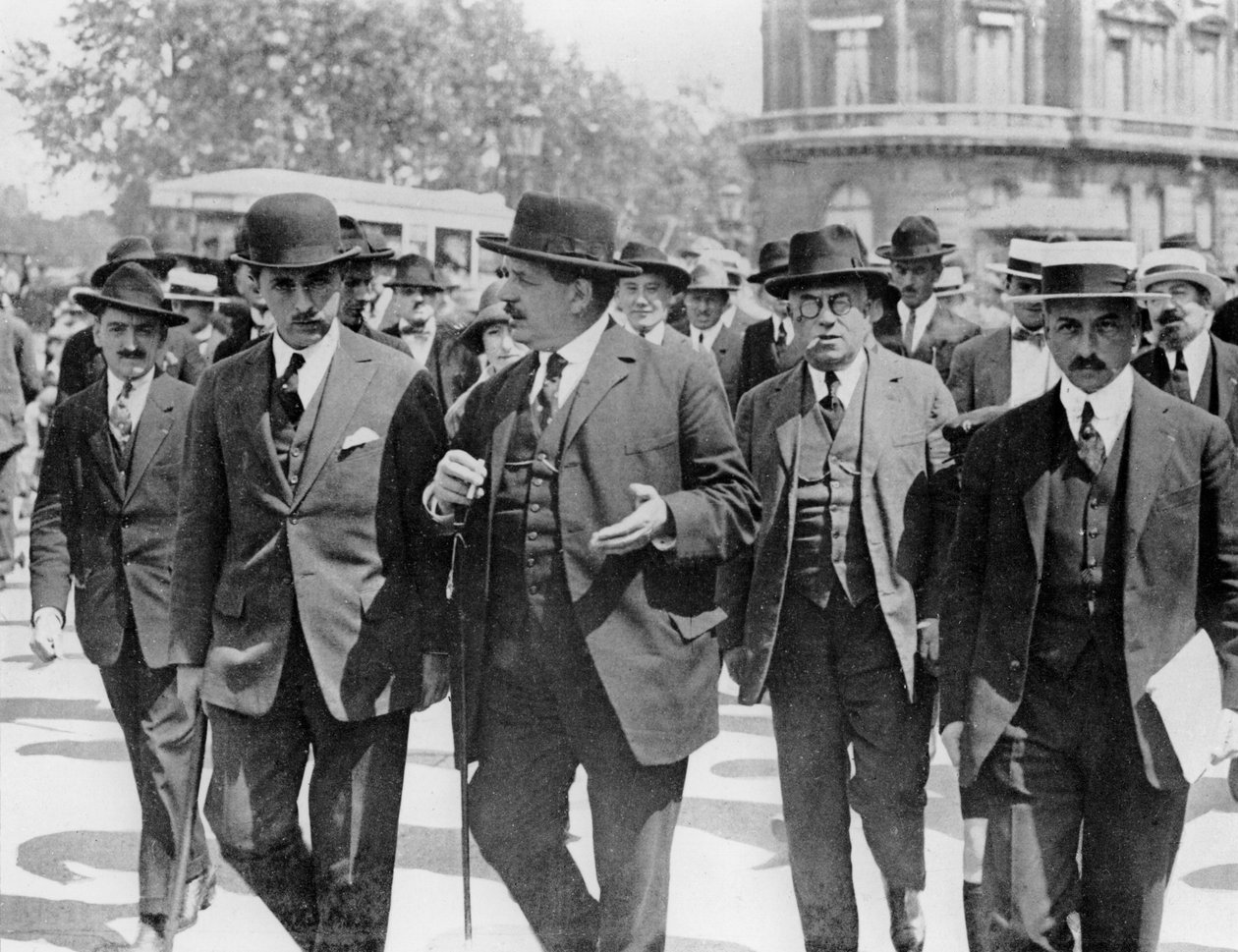 7 दिसंबर 1924 को पैलैस डीरेसे में कार्टेल देस ग्यूसेज़ की बैठक के बाद एडवर्ड हेरिड द्वारा फ्रेंच फोटोग्राफर