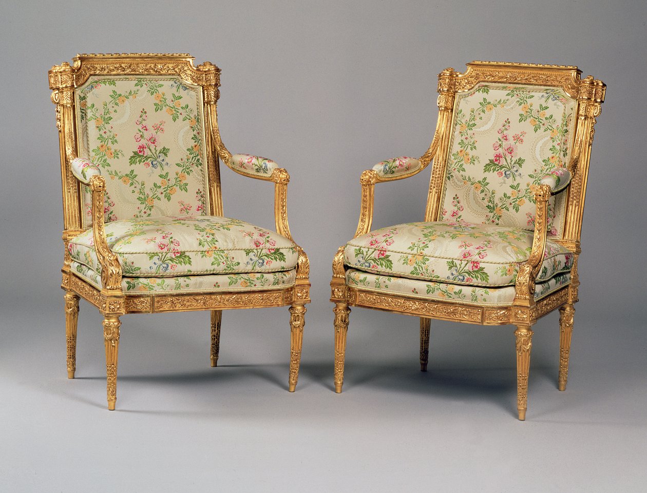 लुइस XVI फर्नीचर के सुइट से आर्मचेयर की एक जोड़ी, Delaisement द्वारा मुहरबंद, c.1780 (नक्काशीदार गिल्टवुड और असबाब) (222393 भी देखें) द्वारा फ्रेंच स्कूल