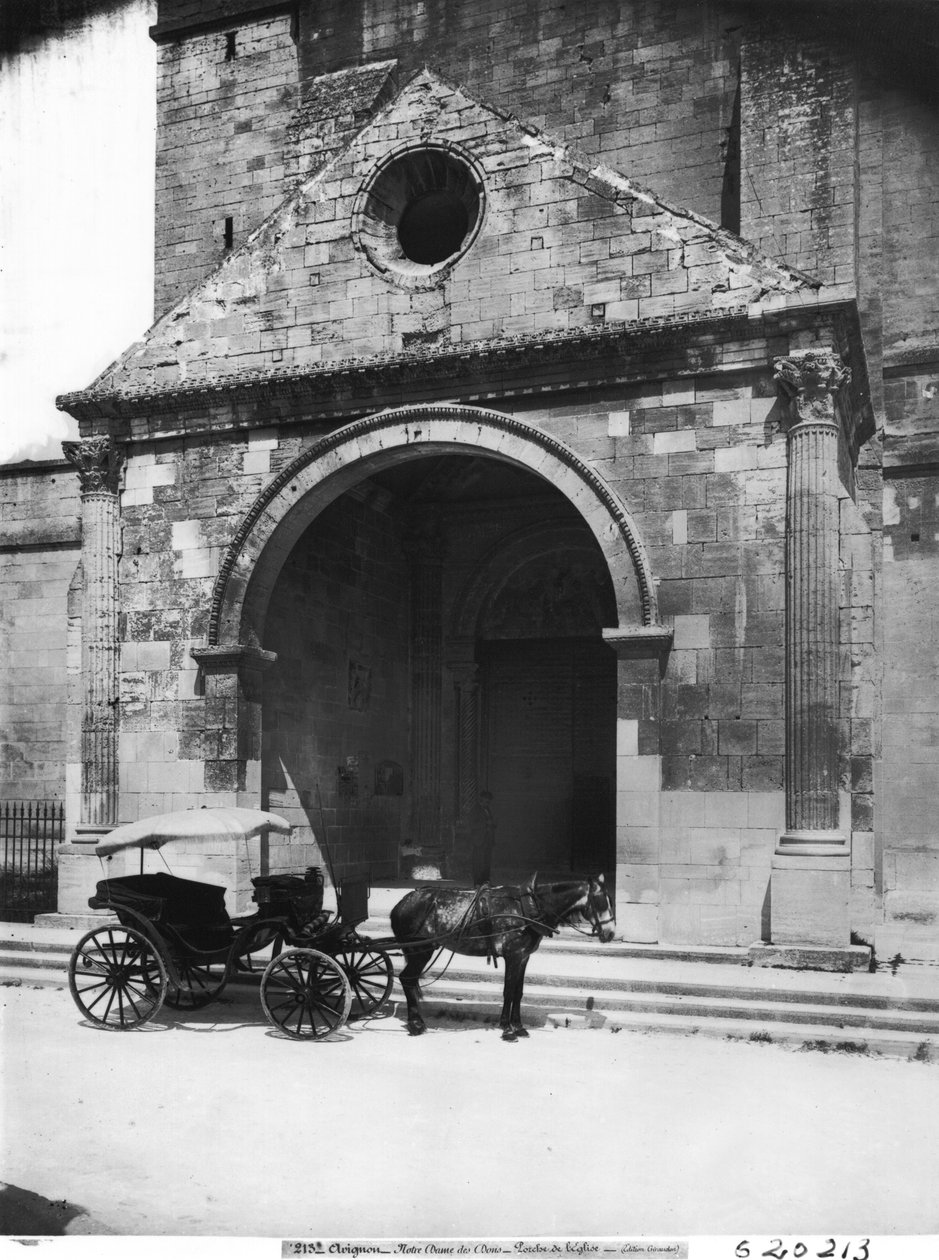 गिरजाघर Notre-Dame-des-Doms के पोर्च से पहले इंतजार कर रही गाड़ी द्वारा फ्रेंच स्कूल