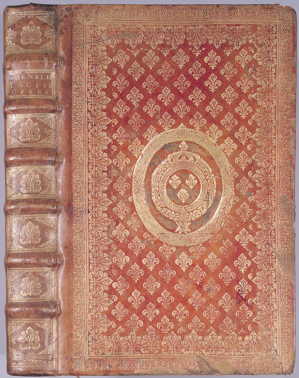 लुईस XIV (1638-1715) (उभरा हुआ चमड़ा) के हथियारों के कोट के साथ टैकिटस (55-120) के कार्यों का कवर द्वारा फ्रेंच स्कूल