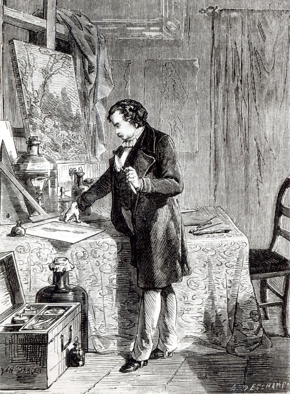 1831 में Daguerre ने सिल्वर आयोडाइड की हल्की संवेदनशीलता का पता लगाया द्वारा फ्रेंच स्कूल
